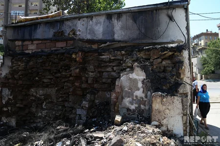“Sovetski”də söküntü aparılan ərazidə yanğın baş verib - FOTO
