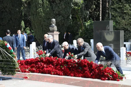 Ümummilli Lider Heydər Əliyevin xatirəsi anılır - FOTOREPORTAJ