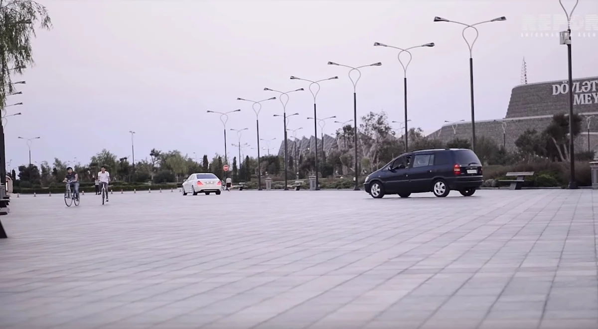 Bulvarın avtomobil dayanacağı velosipedçilər və piyadalar üçün təhlükə yaradır - VİDEOREPORTAJ