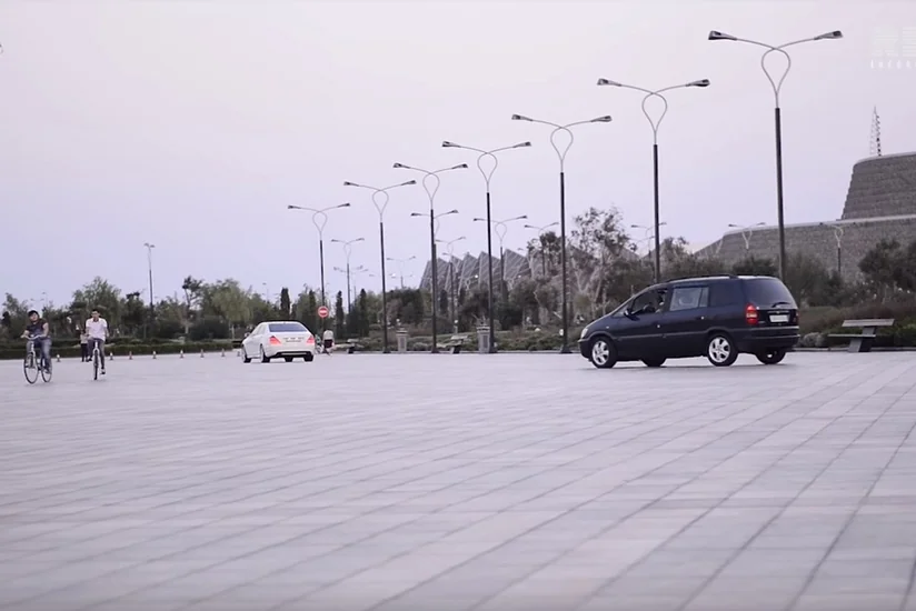Bulvarın avtomobil dayanacağı velosipedçilər və piyadalar üçün təhlükə yaradır - VİDEOREPORTAJ
