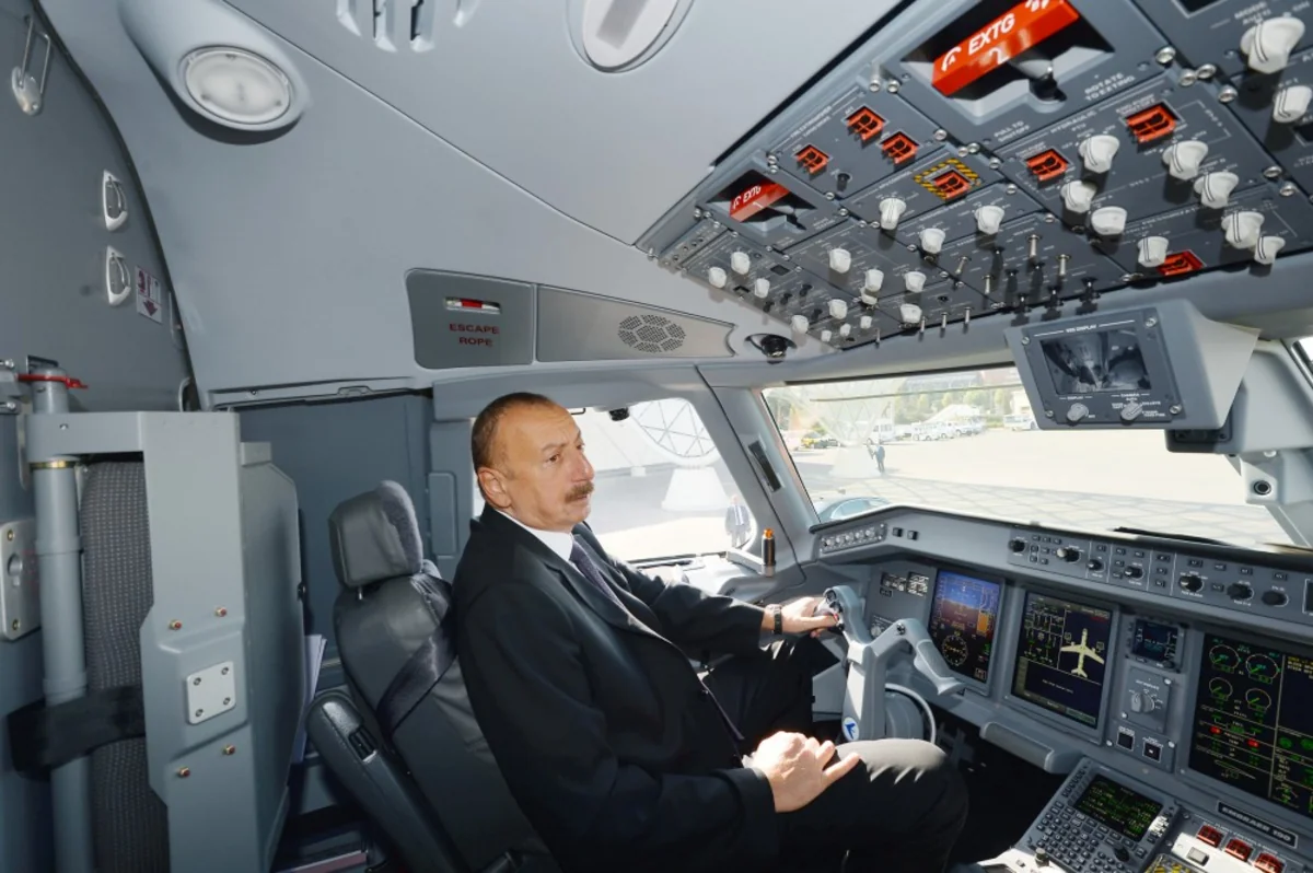 Prezident İlham Əliyev “Buta Airways” aviaşirkətinin Bakıya gətirilən ilk “Embraer 190” təyyarəsi ilə tanış olub
