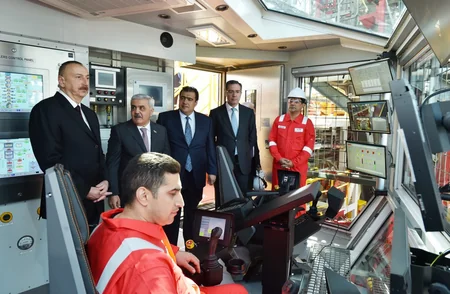Prezident İlham Əliyev Heydər Əliyev adına yarımdalma qazma qurğusunun açılışında iştirak edib - YENİLƏNİB