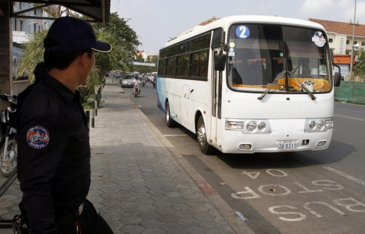 Kambocada turist avtobusu yük maşını ilə toqquşub, 20 nəfər həlak olub