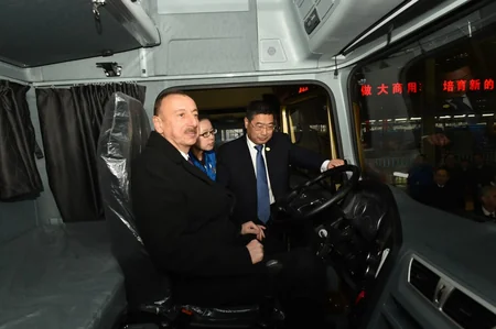 Prezident İlham Əliyev Sian şəhərində Şaansi avtomobil zavodu ilə tanış olub