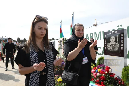 Azərbaycan xalqı antiterror şəhidlərinin məzarlarını ziyarət edir