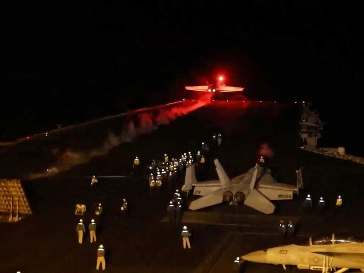 США и Британия атаковали базу хуситов в Ходейде