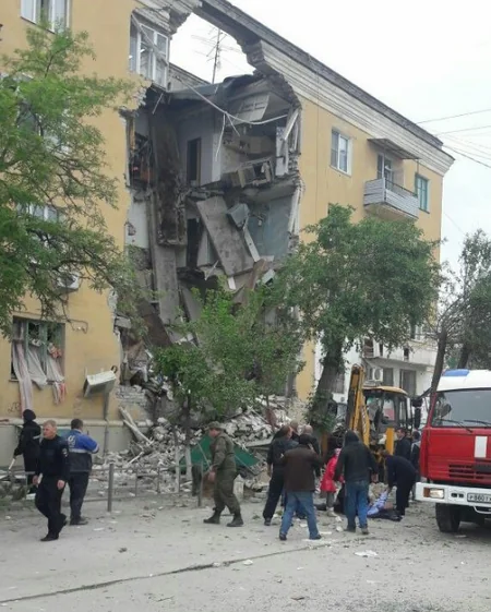 В Волгограде в результате взрыва разрушился подъезд жилого дома, есть погибшие и раненые - ОБНОВЛЕНО - ФОТО