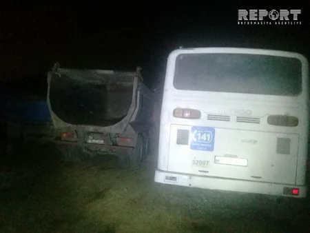 Bakıda sərnişin avtobusu yük maşınına çırpılıb, yaralananlar var - FOTO