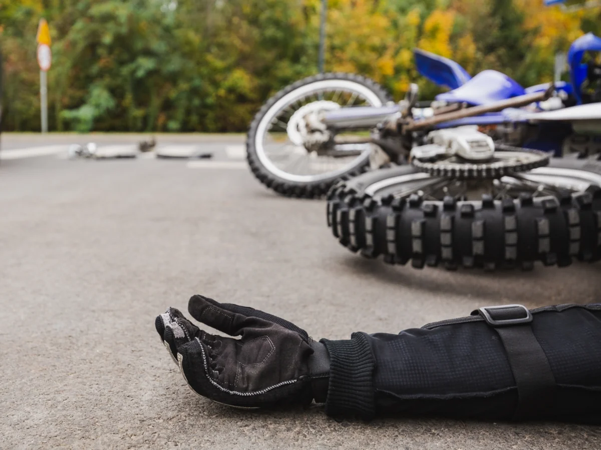 Neftçalada motosiklet kanala düşüb, ölən var