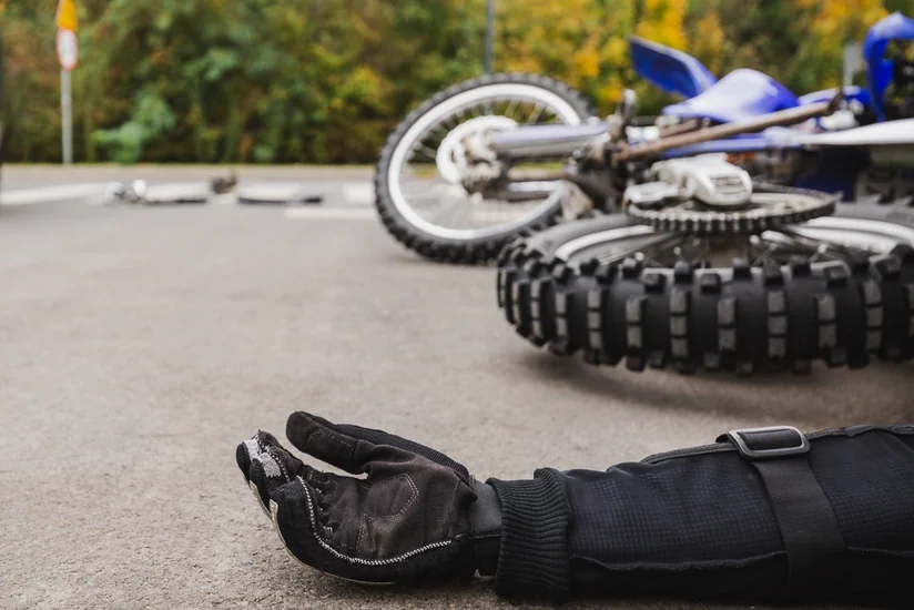 Neftçalada motosiklet kanala düşüb, ölən var
