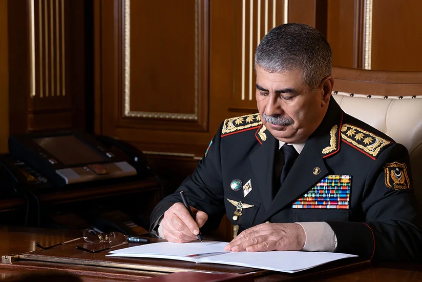 Министр обороны Азербайджана выразил соболезнования Ирану