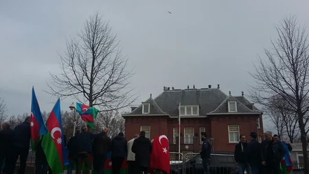 Niderlandda anti-Azərbaycan qrupları əleyhinə etiraz aksiyası keçirilib - FOTO