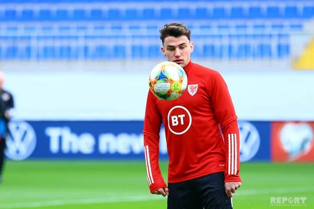 Ryan Giggs carries door during training at Bakcell Arena