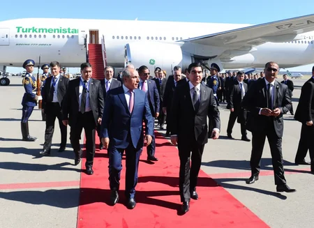 Qurbanqulu Berdiməhəmmədov Azərbaycana rəsmi səfərə gəlib