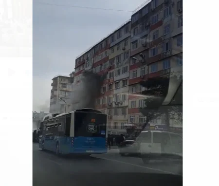 Bakıda yaşayış binasında yanğın olub, 6 nəfər təxliyə edilib - VİDEO - YENİLƏNİB-2
