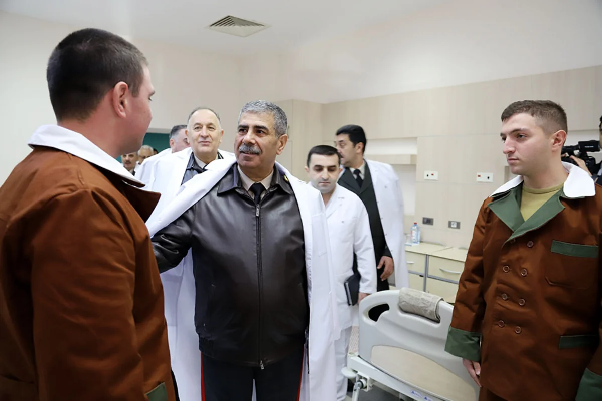 Zakir Həsənov hospitalda müalicə olunan hərbçilərlə görüşüb