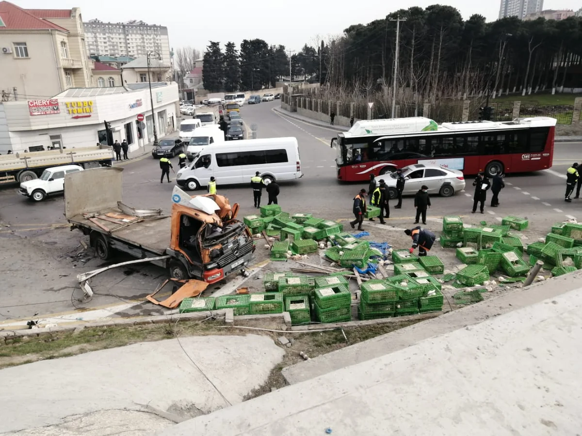 Bakıda yük avtomobili aşıb, toyuqlar asfalta tökülüb - YENİLƏNİB