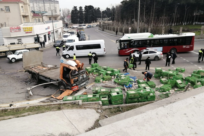 Bakıda yük avtomobili aşıb, toyuqlar asfalta tökülüb - YENİLƏNİB