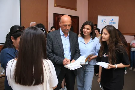 “Yeni tarix” kitabının təqdimatı keçirilib