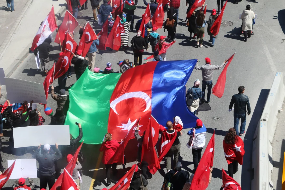 ​Yüzlərlə türk və azərbaycanlı Kanadada erməni soyqırımına etiraz yürüşü keçirib