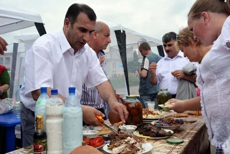 ​Азербайджанцы Коми угостили местных жителей блюдами национальной кухни