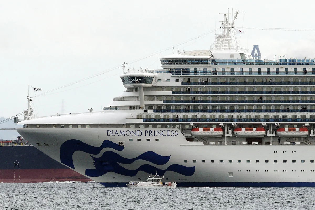 Число заболевших коронавирусом на круизном судне Diamond Princess растет