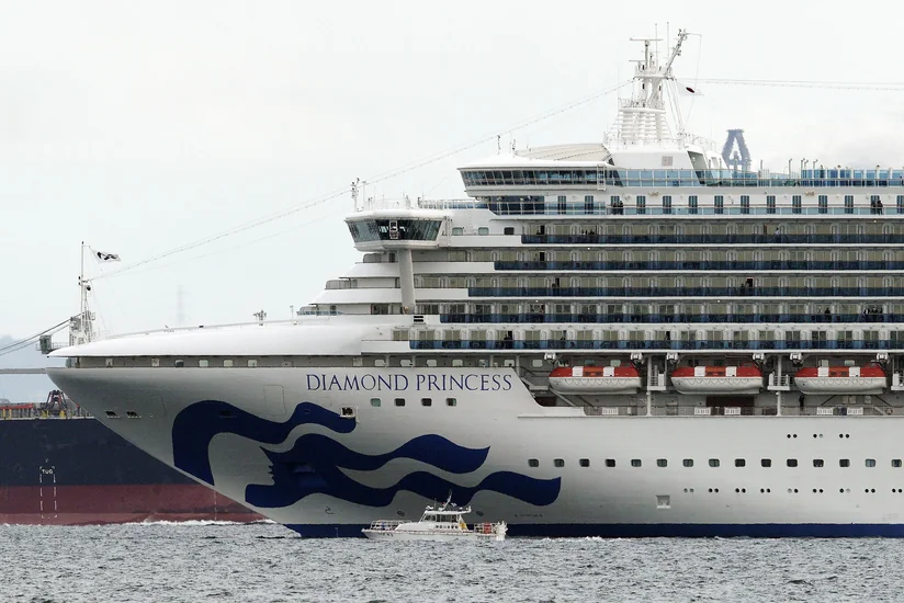 Число заболевших коронавирусом на круизном судне Diamond Princess растет
