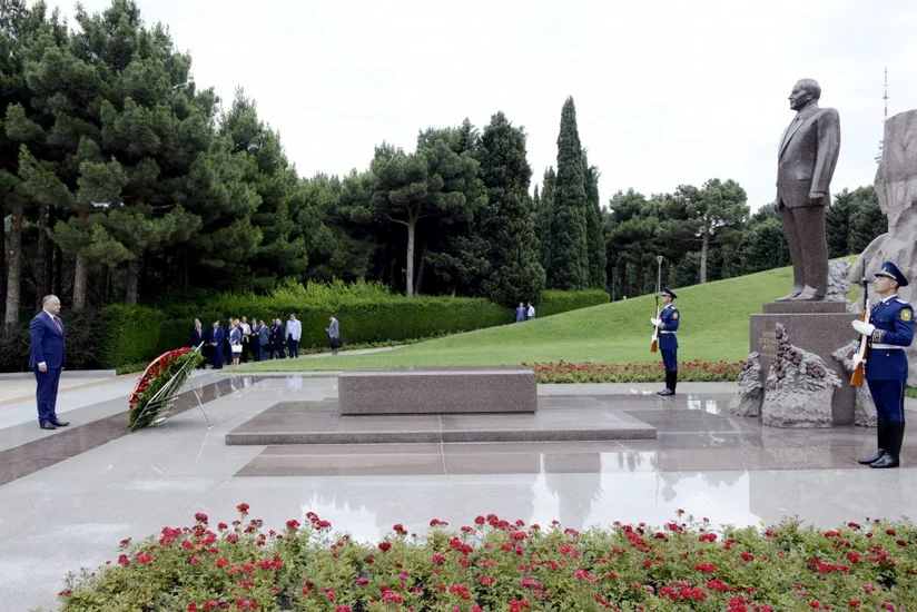 Moldova prezidenti Fəxri və Şəhidlər xiyabanlarını ziyarət edib - ƏLAVƏ OLUNUB