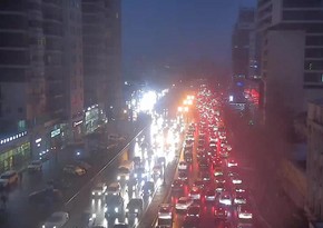 Bakıda nəqliyyat vasitələrinin hərəkətində sıxlıq yaranıb