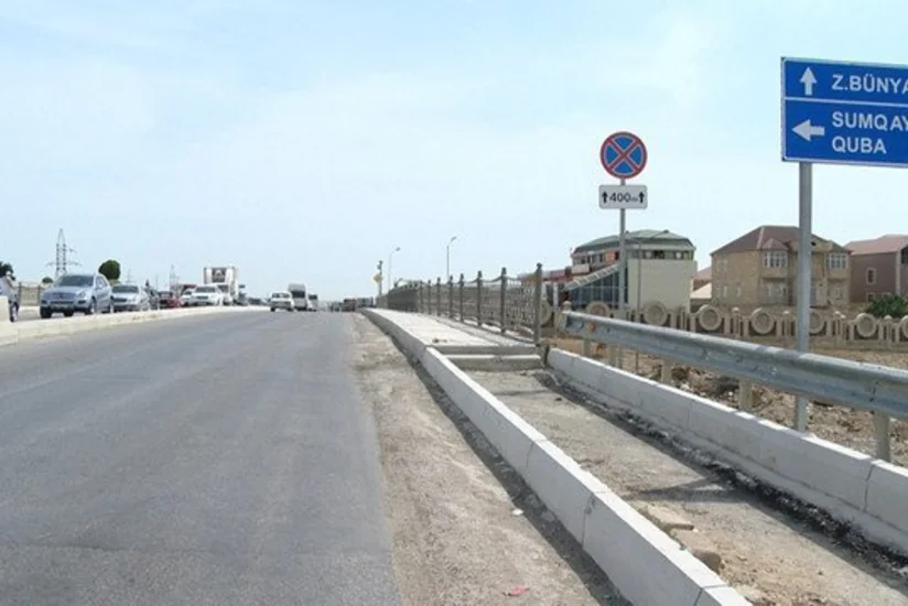 Qəza nəticəsində yararsız hala düşmüş yol sədləri təmir olunur