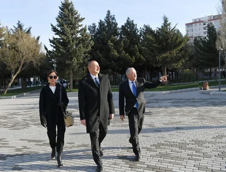 Prezident və birinci xanım Yeni Yasamal yaşayış massivindəki istirahət parkında yenidənqurmadan sonra yaradılan şəraitlə tanış olub