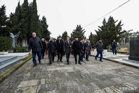 Futbol ictimaiyyəti “Neftçi”nin əfsanəvi futbolçusu Anatoli Banişevskinin məzarını ziyarət edib