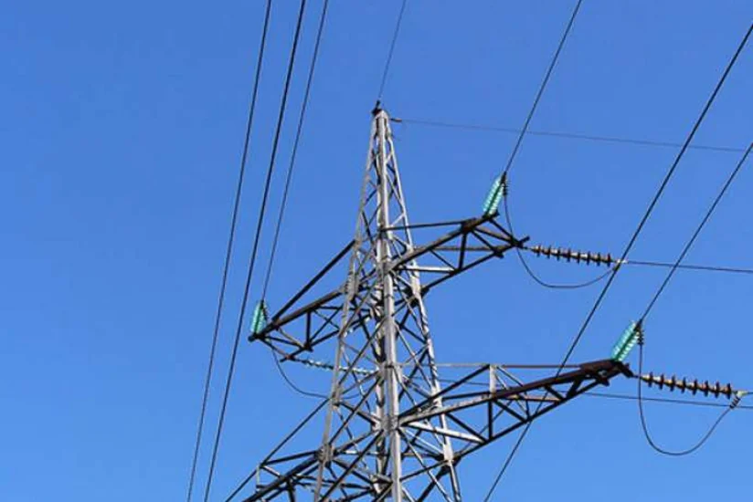 Salyan sakini yüksək gərginlikli elektrik xəttinə toxunub, yanğın baş verib