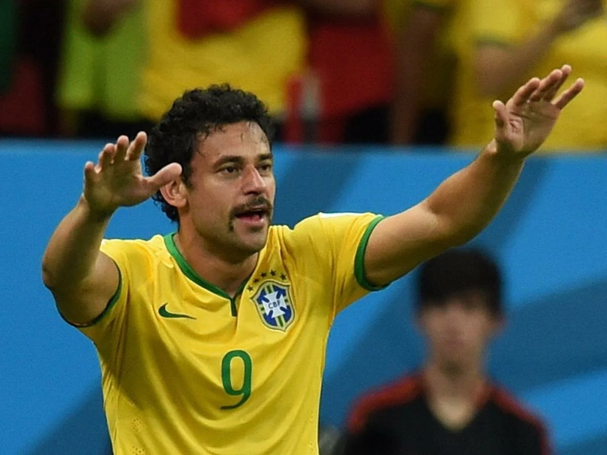 Braziliya millisinin sabiq futbolçusu yeni klubu üçün velosipedlə yola çıxdı