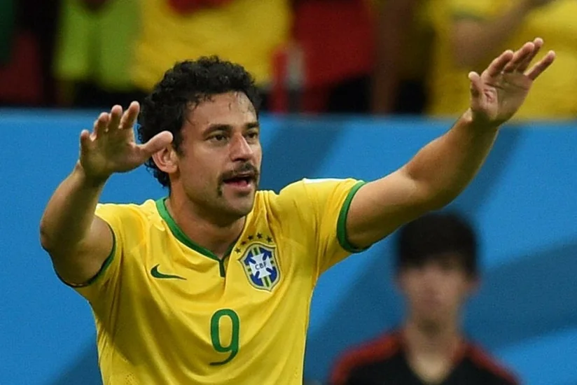 Braziliya millisinin sabiq futbolçusu yeni klubu üçün velosipedlə yola çıxdı