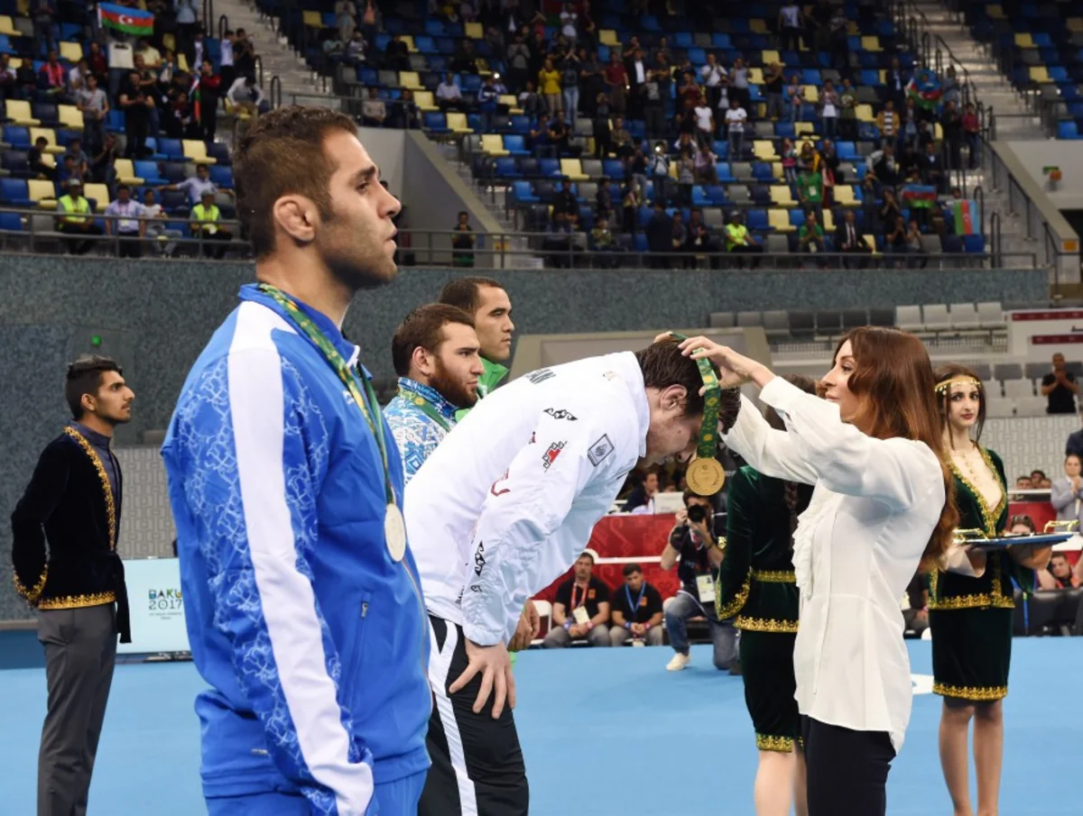 Mehriban Əliyeva İslamiadanın çempionu olan qadın güləşçimizə qızıl medalı təqdim edib