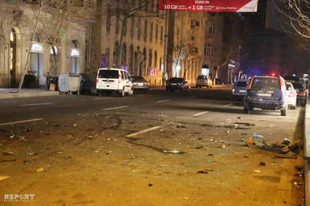 Bakıda sərxoş sürücü qəza törədib, sərnişin avtomobilin pəncərəsindən yerə düşüb - FOTO - VİDEO - YENİLƏNİB