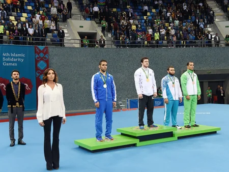 Mehriban Əliyeva İslamiadanın çempionu olan qadın güləşçimizə qızıl medalı təqdim edib