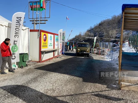 5 vehicles of Russian peacekeepers move freely on Khankandi-Lachin road