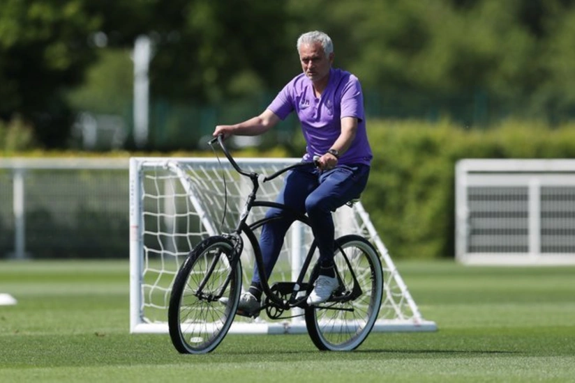 Mourinyo Tottenhemin məşqlərinə velosipedlə gəlib