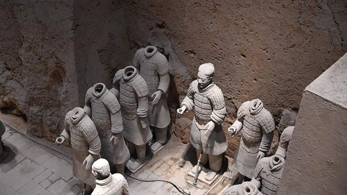 Turist Çində Terrakota Ordusunun iki gil əsgərini zədələyib