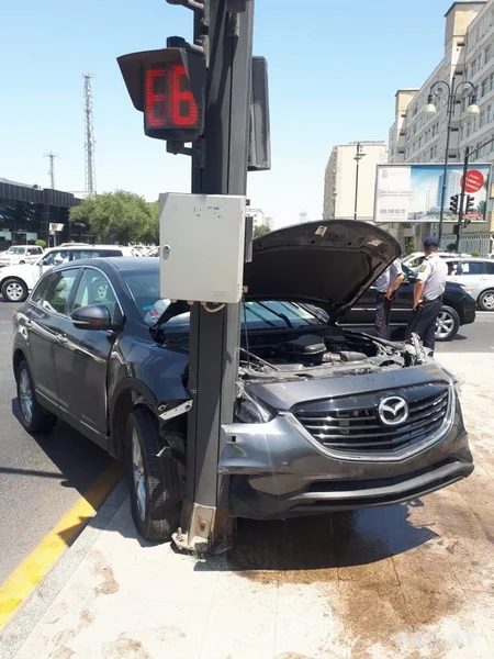 Bakıda yol polisinin əmrinə tabe olmayan sürücü ağır qəza törədərək ərazidən qaçıb