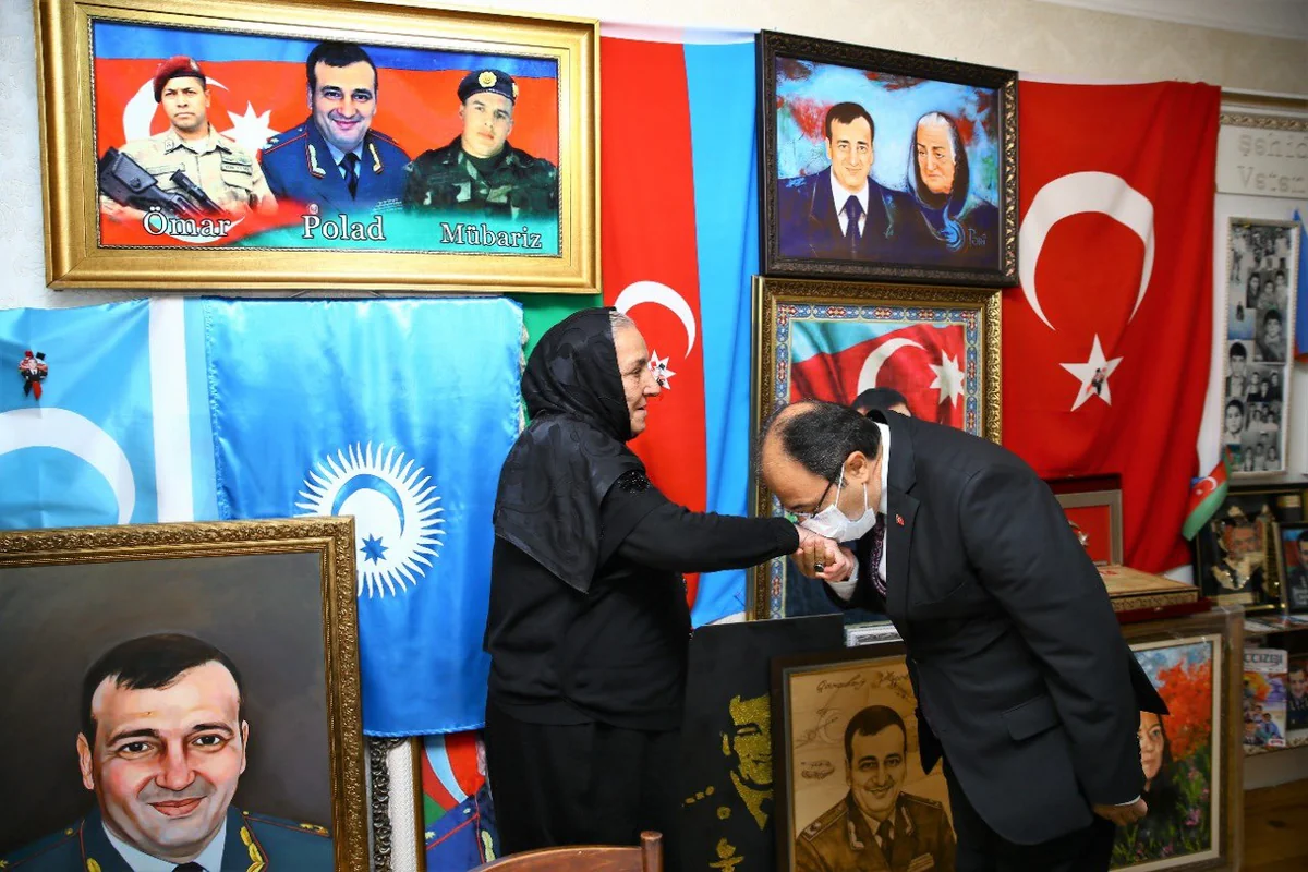Türkiyə səfiri Polad Həşimovun evinə gedib, anasının əlindən öpüb