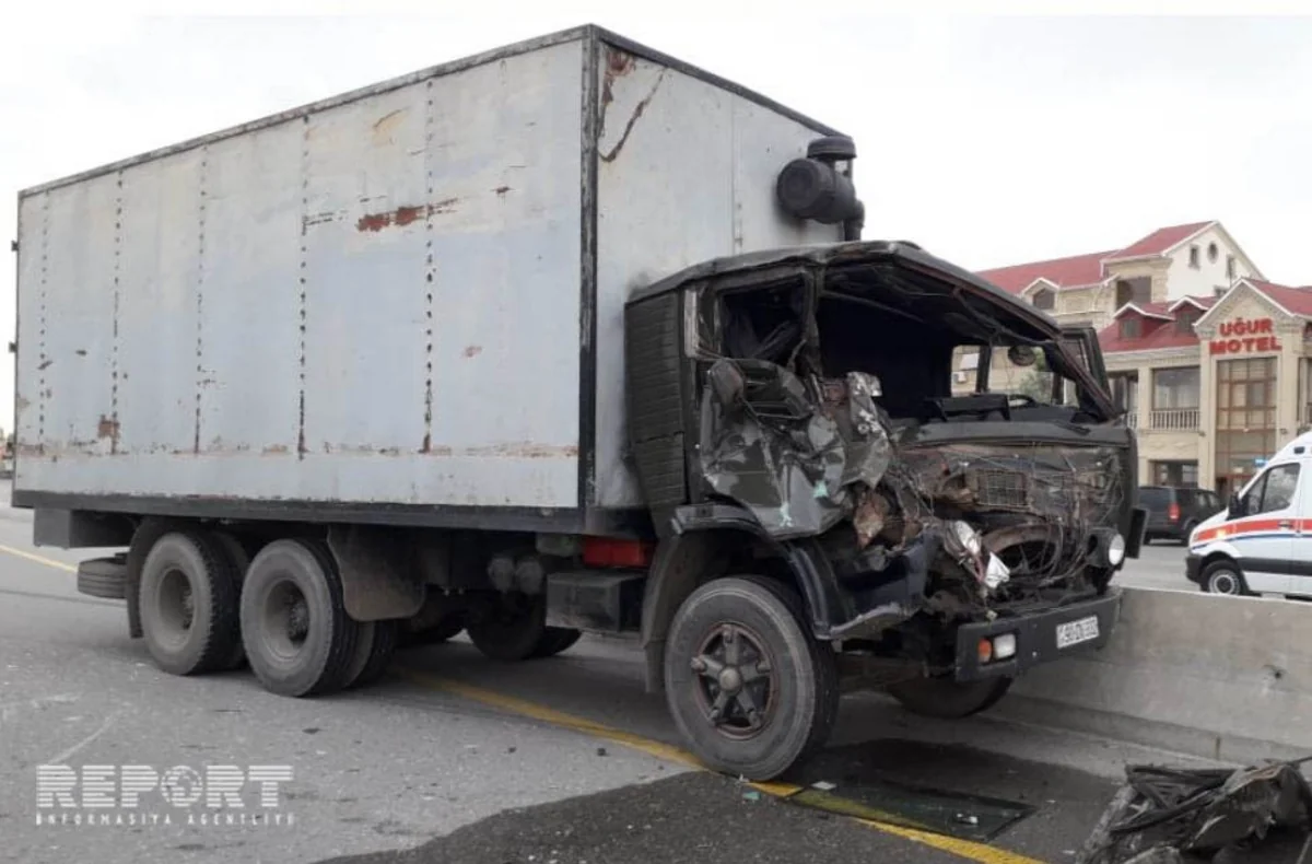 Kürdəmirdə yük maşını traktora çırpılıb - VİDEO - YENİLƏNİB