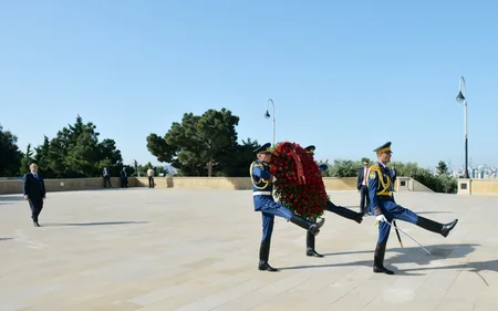 Albaniyanın Prezidenti Şəhidlər xiyabanını ziyarət edib
