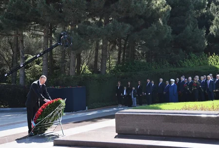 Azərbaycan Prezidenti Ümummilli Lider Heydər Əliyevin məzarını ziyarət edib