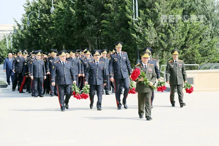 DİN rəhbərliyi Fəxri xiyabanı və Şəhidlər xiyabanını ziyarət edib