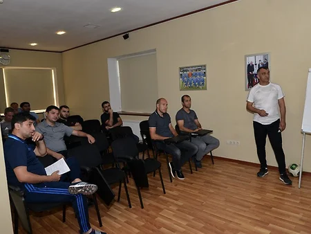 В Баку стартовал очередной модуль тренерских курсов УЕФА категории Pro
