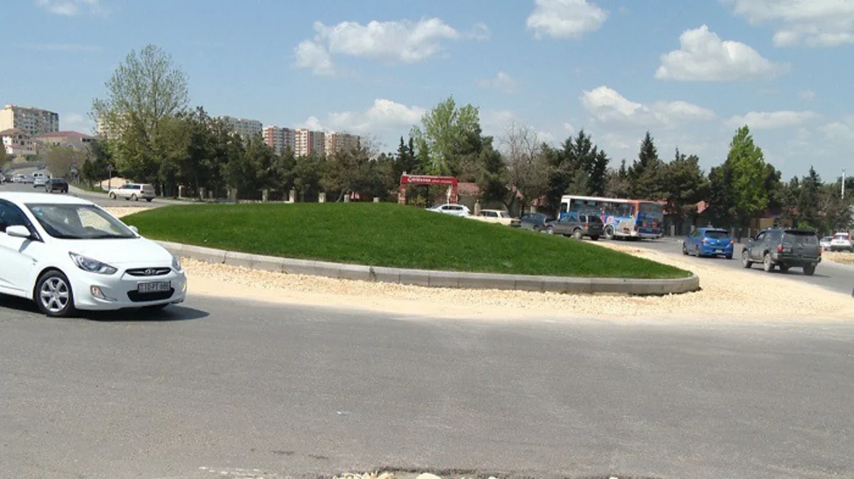 Sabunçu rayonunda yollar və səkilər genişləndirilir - FOTO
