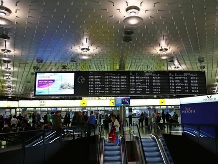 Almaniyada sürücü maşınla aeroport ərazisinə keçmək istəyib
